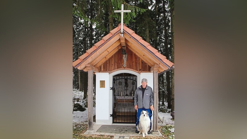 Erwin Kraus mit Familienhund Rokko vor der im Jahr 2017 eingeweihten Nikolauskapelle.