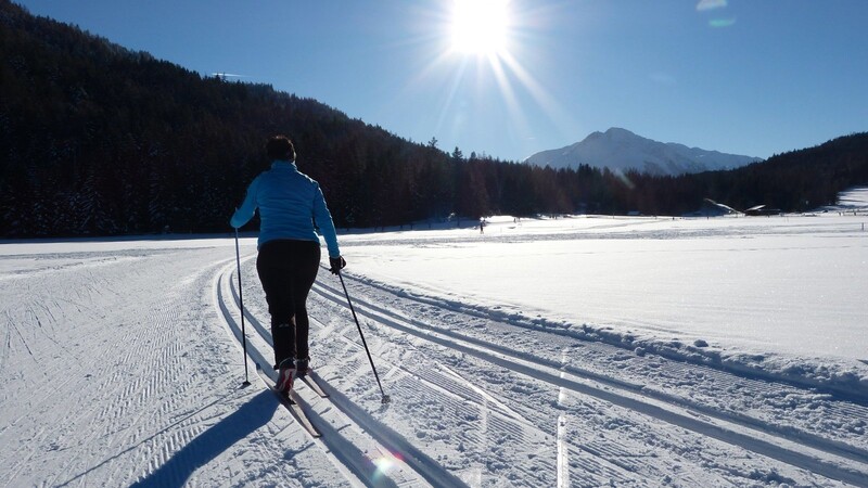 Der Schnee bleibt bisher noch liegen, das freut Wintersportler. Im Bayerischen Wald warten zahlreiche Loipen darauf, befahren zu werden.
