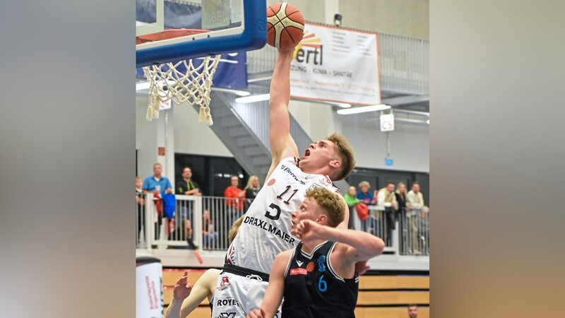 Rein damit: Thomas Kahlert (am Ball) und seine Baskets wollen im letzten Heimspiel des Jahres gegen Nördlingen einen direkten Konkurrenten hinter sich lassen - und peilen den fünften Sieg in Serie an.