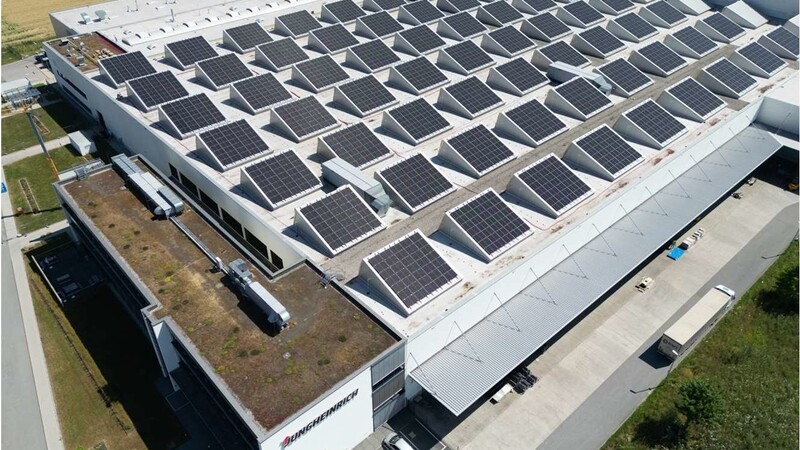 Auf dem Dach des Jungheinrich-Werks in Degernpoint wurde jüngst eine Photovoltaik-Anlage mit einer Kapazität von bis zu 750 Kilowatt installiert.