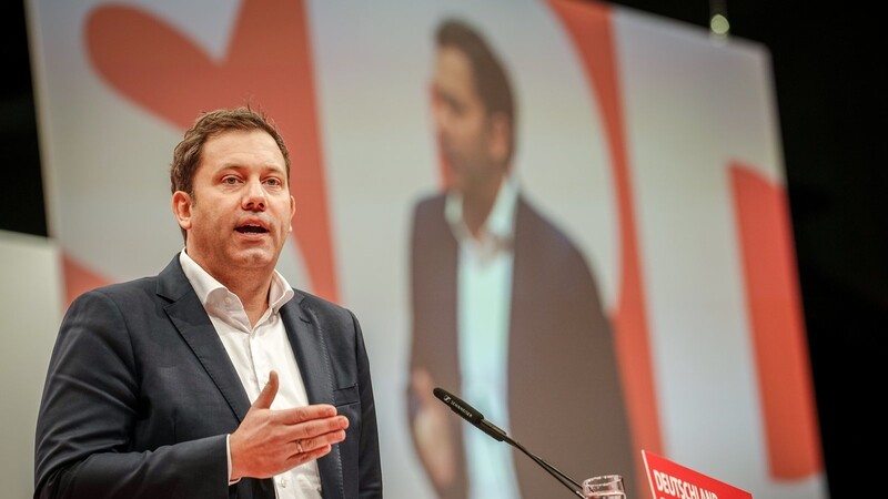 In seiner Rede auf dem Parteitag arbeitet sich SPD-Chef Lars Klingbeil vor allem am CDU-Vorsitzenden Friedrich Merz ab. 025 aufstellen will. +++ dpa-Bildfunk +++