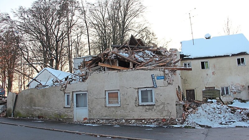 Nach dem Einsturz des Dachstuhls wurde das Gebäude am Prof.-Drexler-Weg nun eingerissen.