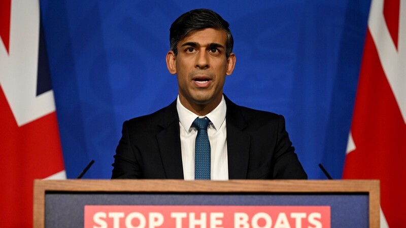 "Stop the Boats" steht Mitte November auf dem Pult vor Rishi Sunak, dem britischen Premierminister. Das fasst seine Haltung zu Flüchtlingen, die über den Ärmelkanal kommen, kompakt zusammen.