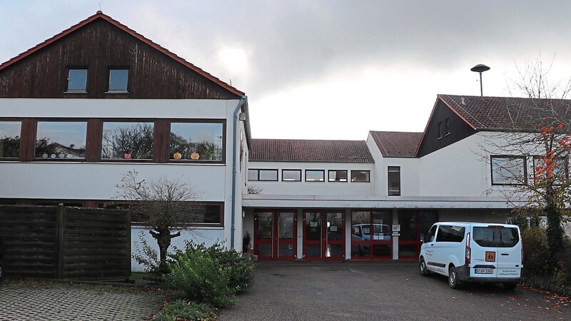 Die Grundschule in Aufhausen wurde 1969/70 gebaut. Sie ist laut Bürgermeister Toni Schmid in "sehr schlechtem Zustand" und müsste dringend saniert werden.