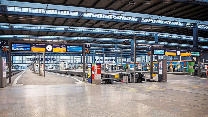 Der Münchner Hauptbahnhof zeigt sich am Freitag in weiten Teilen menschenleer.