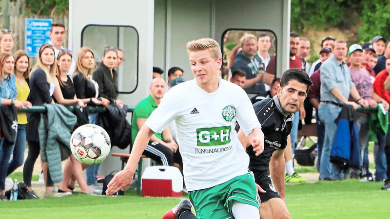 Niklas Schmidbauer (links) und seine Aiglsbacher wollen einen gelungenen Einstieg in die Landesligasaison hinlegen.