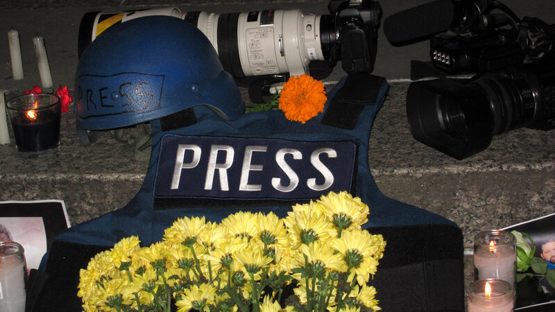Helm und Schutzweste sind Ausrüstungsgegenstände von Journalisten, die in Kriegsgebieten arbeiten.