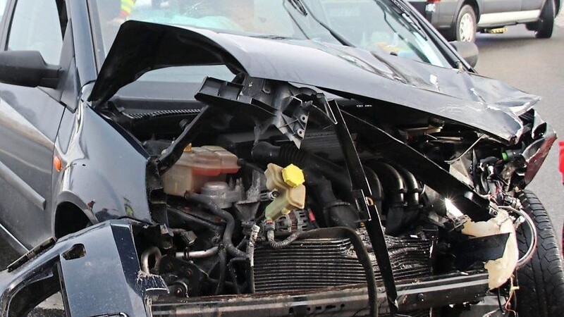 Insbesondere im Frontbereich wurde der Kleinwagen der Unfallverursacherin massiv beschädigt.