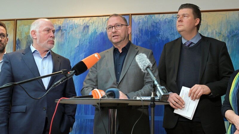 Hamburgs Finanzsenator Andreas Dressel (r.), Verdi-Vorsitzender Frank Werneke (M.) und DBB-Chef Ulrich Silberbach zeigen sich bei einer Pressekonferenz mit dem Ergebnis der Tarifverhandlungen zufrieden.