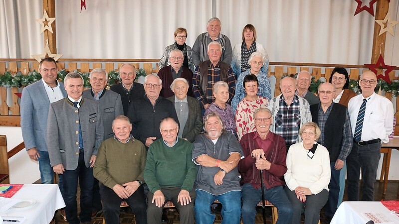 Die geehrten Mitglieder und ausgezeichnete Mitarbeiter der Vorstandschaft mit (v.l.) Rottenburgs Bürgermeister Alfred Holzner, Landrat Peter Dreier sowie (r.) Vorsitzender Horst Gottschild und Hohenthanns Bürgermeisterin Andrea Weiß.