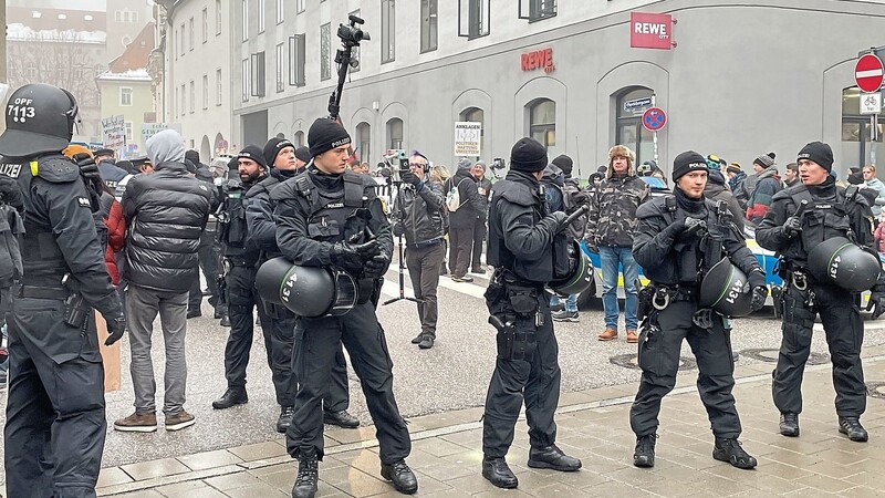 An der Kreuzung Maxstraße Dachauplatz versuchten Gegendemonstrierende zu blockieren. Die Polizei unterband dis mit einem Großaufgebot.