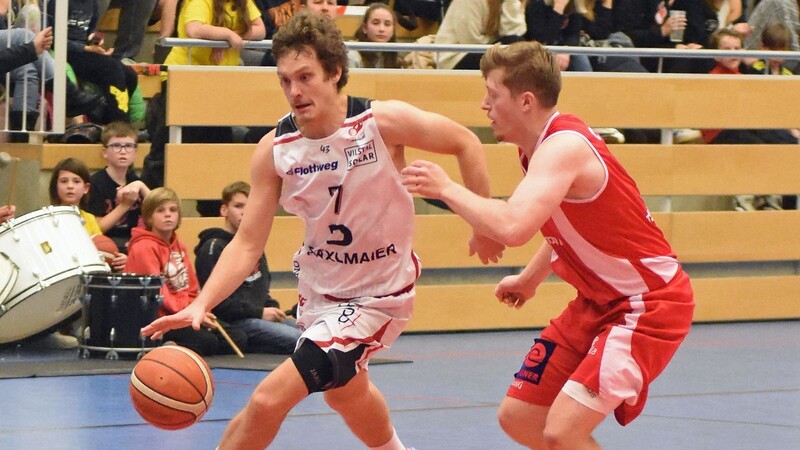 Unermüdlich: Vilsbiburgs Kapitän Josi Leierseder (li.) hielt die Baskets mit seinen 22 Punkten und vier Rebounds im Spiel.