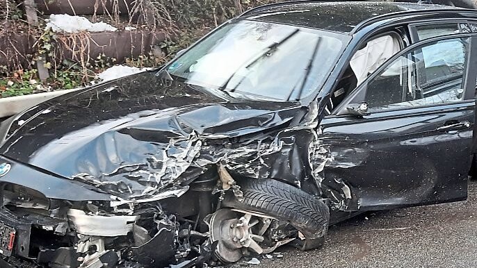 Der Sachschaden an den beiden am Unfall beteiligten Autos wurde von den Beamten vorläufig auf 35 000 Euro geschätzt.
