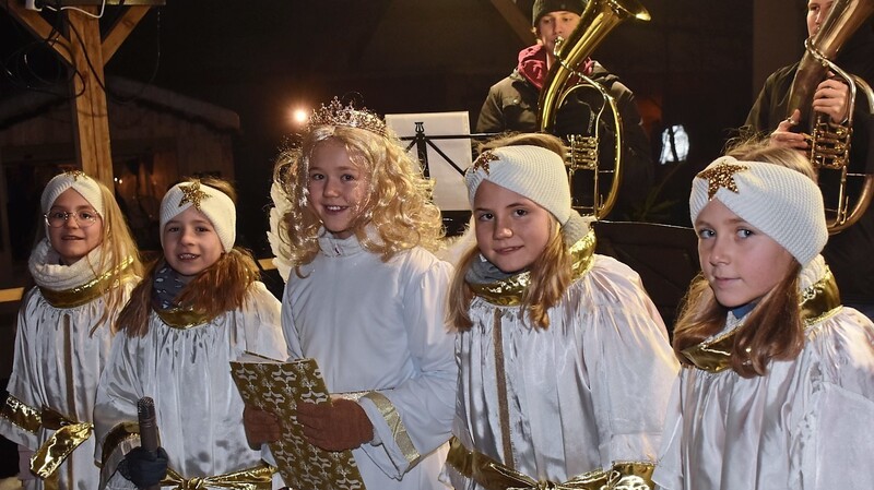 Erstmals eröffnete das Christkind den Nikolausmarkt, umgeben von vier Engelchen.