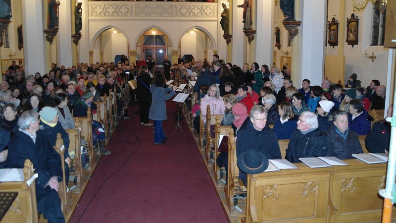 Einige der Gruppen, wie hier der Junge Chor St. Georg, musizierten mitten im Kirchenschiff der Rottenburger Pfarrkirche.