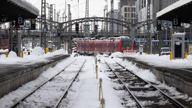 Ein Zug der Deutschen Bahn (DB) steht auf einem Gleis an der Einfahrt zum Hauptbahnhof München.