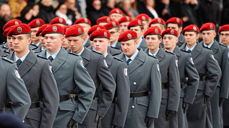 Rekruten beim feierlichen Gelöbnis zum 68. Gründungstag der Bundeswehr.