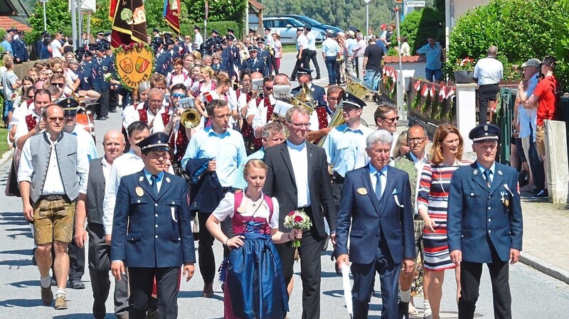 Eine Reihe von Ehrengästen marschierte im Festzug mit.