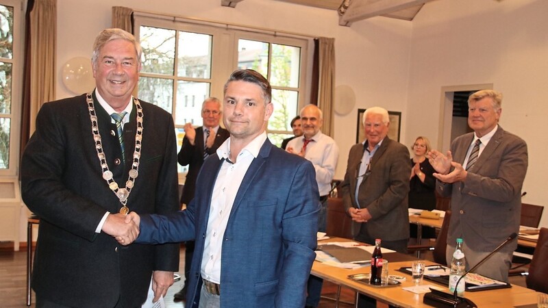 Bürgermeister Erich Schmid gratulierte dem neuen Stadtrat Stefan Fisch und seine Kollegen im Gremium applaudierten.