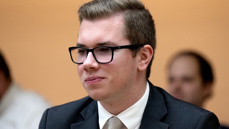 Die Parteispitze der AfD geht auf Distanz zu ihrem bayerischen Landtagsabgeordneten Daniel Halemba. Dem 22-Jährigen wird unter anderem Volksverhetzung vorgeworfen. Der Bundesvorstand hat den bayerischen AfD-Landesvorstand aufgefordert, ein Parteiausschlussverfahren gegen Halemba einzuleiten.
