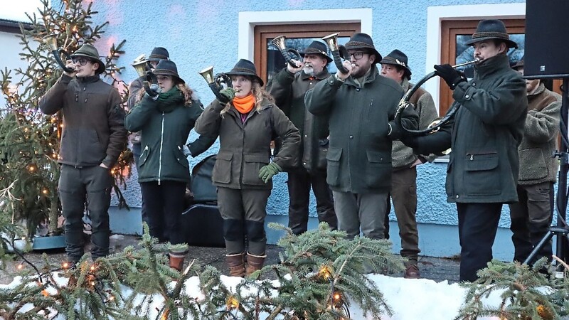 Die Jagdhornbläser Donautal unter der Leitung von Hornmeister Karl-Heinz Schwinger boten weihnachtliches Weisen und Jagdmusik.