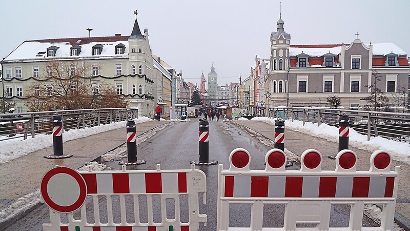 Zu den Aufgaben der Bauhofmitarbeiter in Vilsbiburg gehört es inzwischen, den Nikolausmarkt mit Pollern zu sichern.