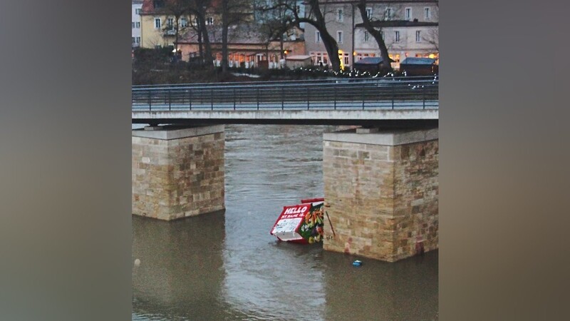 Ein Abfallcontainer dümpelt in der Donau bei der Steinernen Brücke.