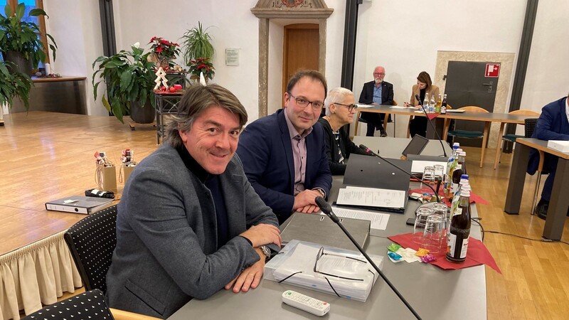 Kämmerer Christian Plötz (links) und Bürgermeister Martin Stoiber können mit soliden Finanzen fürs Jahr 2024 planen.
