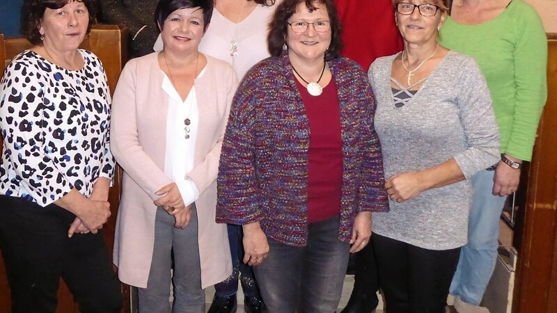 Die neugewählten Ausschussmitglieder und die geehrten Mitglieder des Frauenbundes Oberlauterbach.