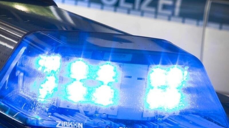 Einen hohen Sachschaden verursachte ein Unfallfahrer bei Paunzhausen. (Symbolbild)
