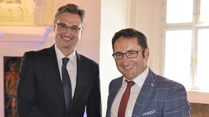 Ondrej Benesik (links) und Tobias Gotthardt besiegelten die bayerisch-tschechische Partnerschaft mit dem symbolischen "Handschlag von Wörth".