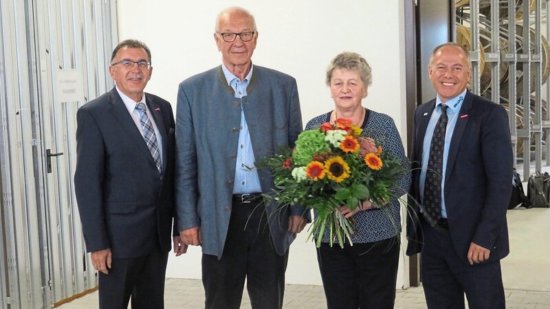 Theo Pregler und Georg Braun gratulierten namens der Wirtschaft im Landkreis Cham.