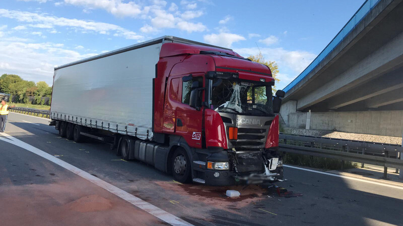 Auf der A3 bei Straubing kam es am frühen Donnerstagmorgen zu einem Unfall.