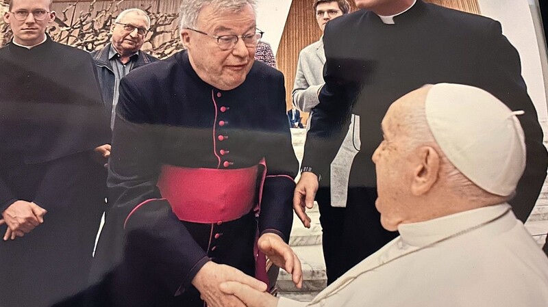 Ein kurzes Begrüßungsgespräch durfte Stadtpfarrer Monsignore Martin J. Martlreiter mit Papst Franziskus halten.