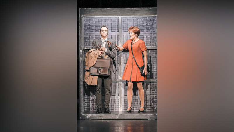Stefan Merten als Oscar und Katharina Elisabeth Kram als Charity im Musical "Sweet Charity" im Theater am Hagen.