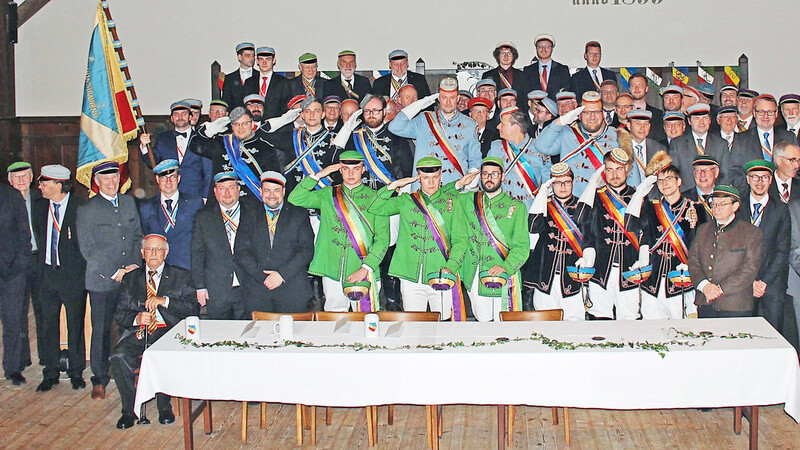 Am Ende des Hochoffiziellen Festkommerses zum 95. Stiftungsfest der AAV Germania stellten sich alle Farbenträger (so heißen die Mitglieder der einzelnen Bruderschaften) mit den Chargen zum Erinnerungsfoto.