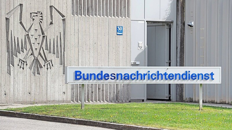 Aus dem Gebäude des Bundesnachrichtendienstes in Pullach soll ein Agent streng geheime Dokumente geschleust haben.