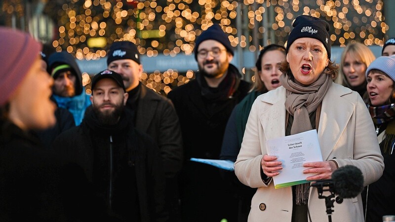 Gemeinschaft erleben: Bundesfamilienministerin Lisa Paus (rechts) hat vor wenigen Tagen in Berlin bei der Aktion Singen gegen Einsamkeit mitgemacht. Musik wird als ein Mittel gegen Einsamkeit im Alter und gegen den Verlust von kognitiven Fähigkeiten gelistet.