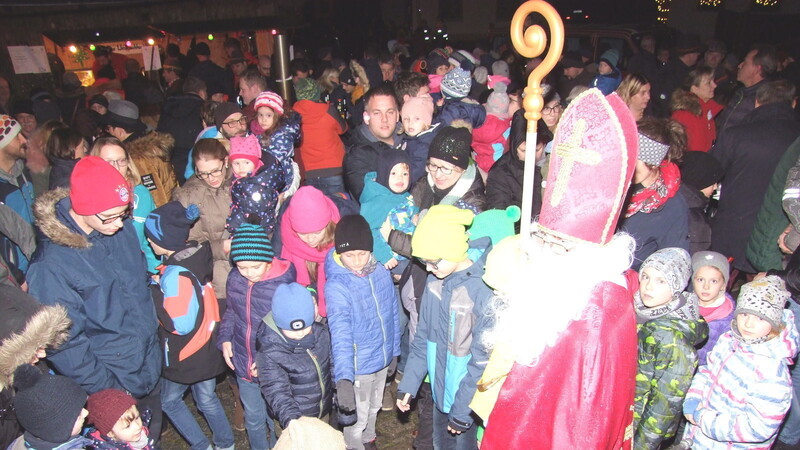 Nikolaus und Christkind werden dem Weihnachtsmarkt am Samstagabend wieder einen Besuch abstatten.