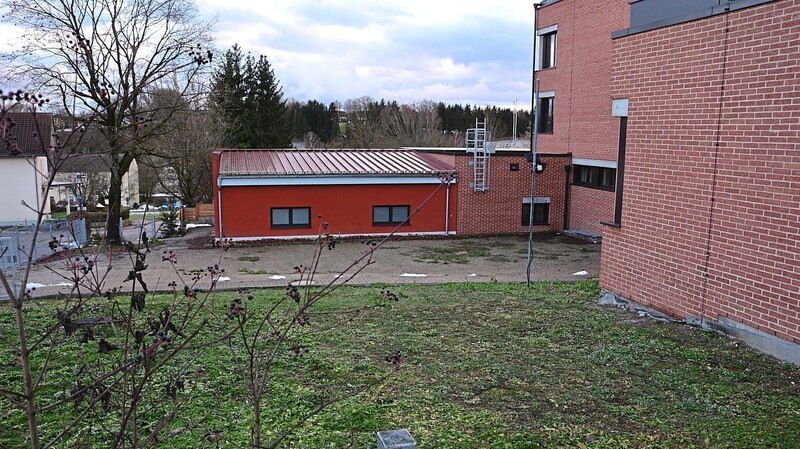 Diese bisher brach liegende Fläche an der Ostseite der Hallertauer Mittelschule Mainburg zur Max-Plank-Straße hin, soll im Zuge der Gestaltung der Außenanlagen als dritter Pausenhof eingerichtet werden.