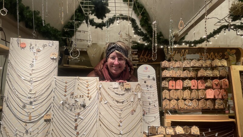 Steffi Träger in ihrem Stand am Weihnachtsmarkt