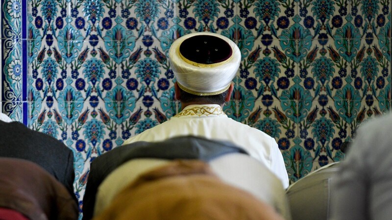 Ein Imam betet in einer Moschee.