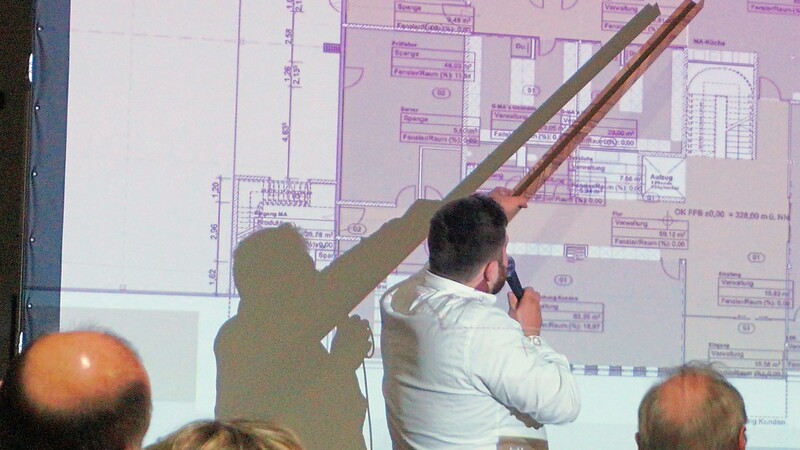 Simon Müller erläuterte die aktuelle Version des Plans für den neuen Standort in Kirchroth.