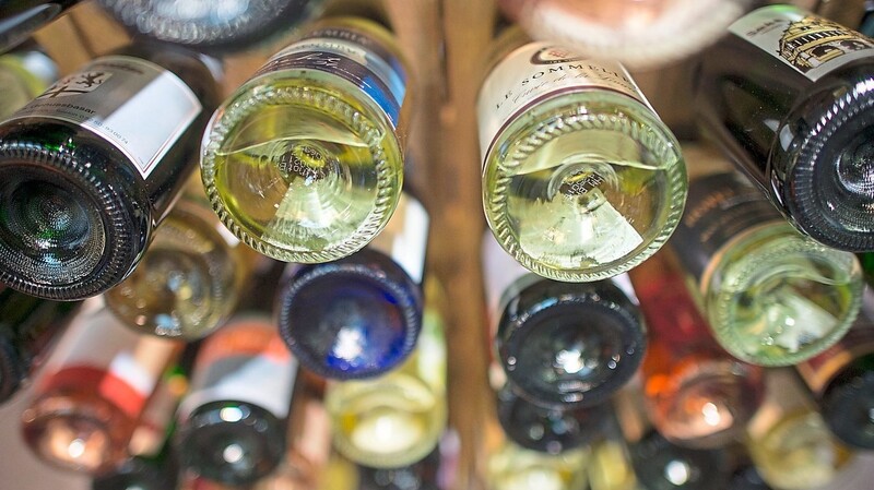 Bis zu sechs Flaschen Wein soll der Angeklagte täglich konsumiert haben.