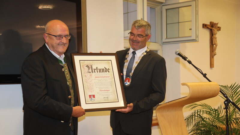 Bürgermeister Ullrich Gaigl überreichte Urkunde und Ehrenbürgermedaille an den neuen Ehrenbürger Jakob Schwimmer.