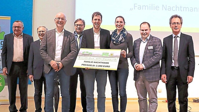 Bei der Verleihung des Umweltpreises 2022 im Februar an der Hochschule Landshut war Oberbürgermeister Alexander Putz (Dritter von links) bereits Schirmherr gewesen. Im kommenden Jahr sollen die Stadt und das Landshuter Umweltzentrum offiziell in Kooperation den Preis verleihen.