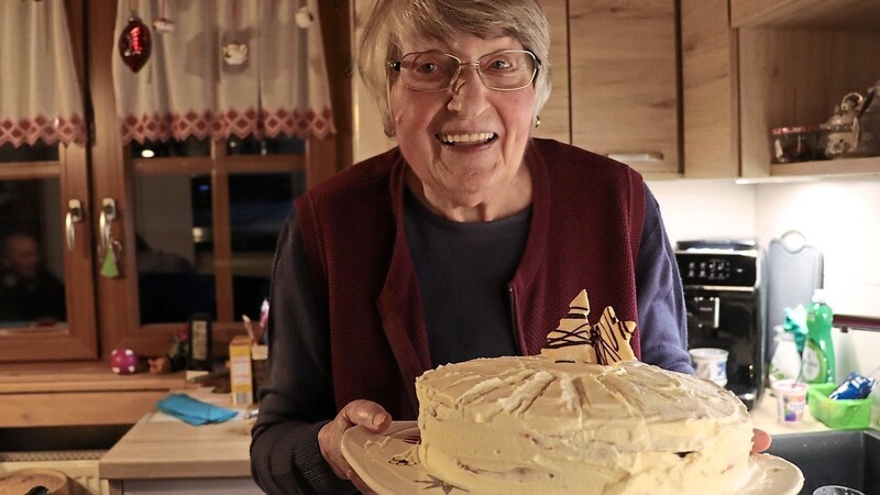 Da darf sie zu Recht stolz auf sich sein: Gertrud Kollross backt mit 88 Jahren Schornbladltorte.
