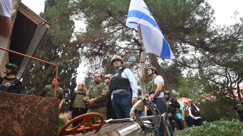 Markus Söder (vorne) steht im Kibbuz Nir Oz vor einem zerstörten Haus. Im Süden Israels wird CSU-Chef bei seinem Rundgang mit den Folgen des Terrors der Hamas konfrontiert.