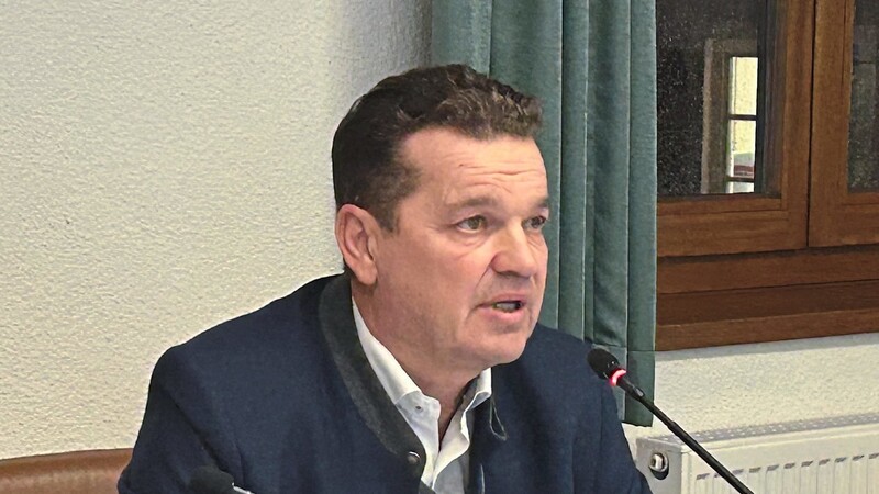 Zweiter Bürgermeister Kurt Erndl bei seiner Jahresabschlussrede im Rahmen der Stadtratssitzung.