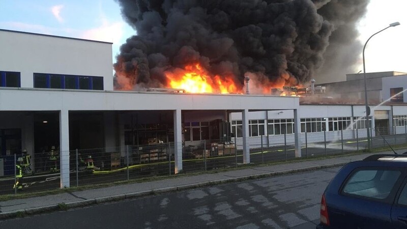 In Roding brennt ein Firmengebäude.